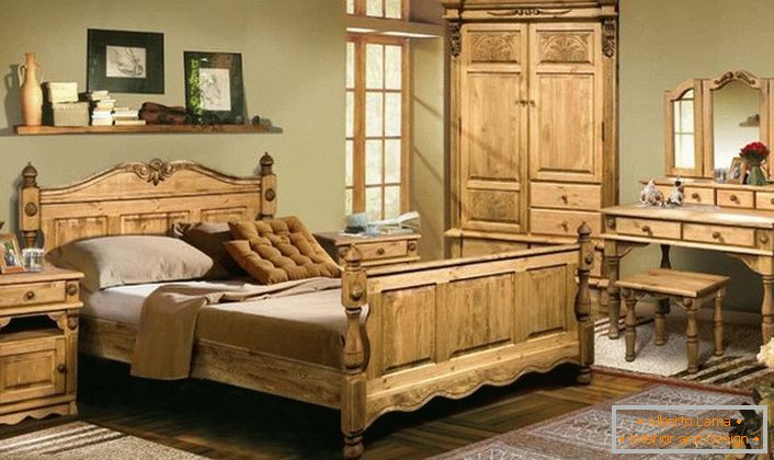 Mobilier massif en bois dans un style rustique. Un tableau de bois léger apporte confort et simplicité dans la pièce, la chaleur du foyer familial.