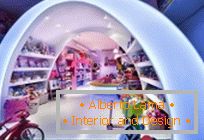 Радужный интерьер в магазине игрушек L'histoire de Pilar, Барселона