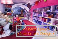 Радужный интерьер в магазине игрушек L'histoire de Pilar, Барселона