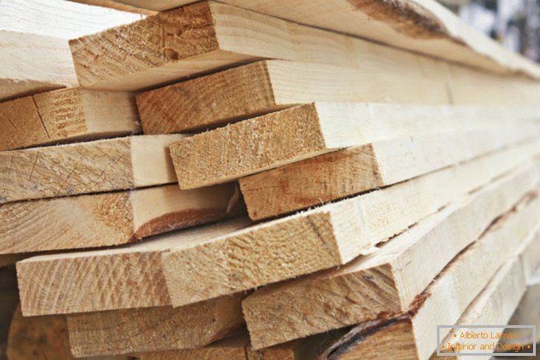 Une grande pile de planches de bois stockées dans une scierie