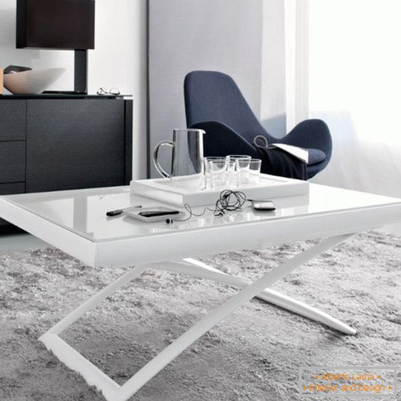 table pliante en blanc avec plateau en verre