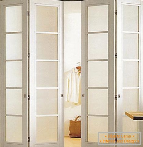des portes coulissantes pour le vestiaire par des mains propres, photo 13