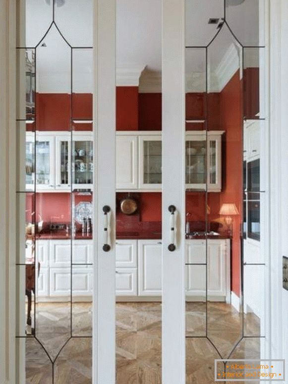 Portes coulissantes élégantes pour cuisines en bois avec verre