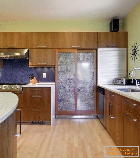 Porte coulissante en bois coupé dans la cuisine avec verre