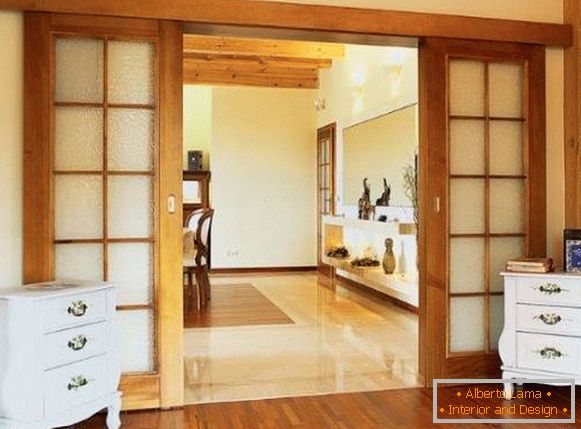 Portes coulissantes classiques entre cuisine et salon - photo de bois avec verre
