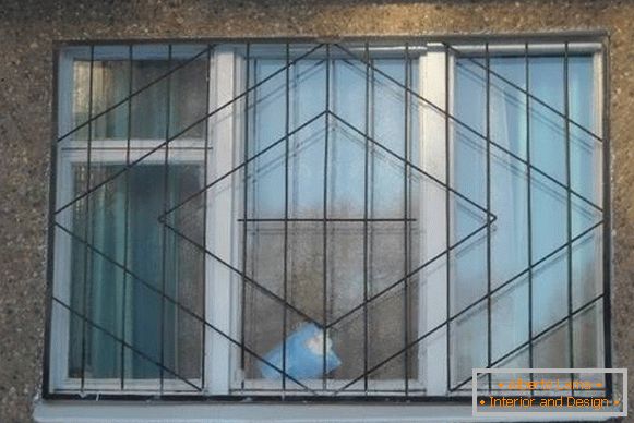 Grilles métalliques soudées sur les fenêtres - photo de la façade