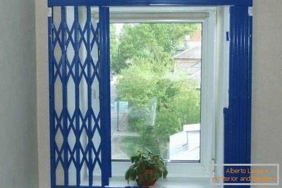 Réseaux internes на окна - раздвижные синего цвета
