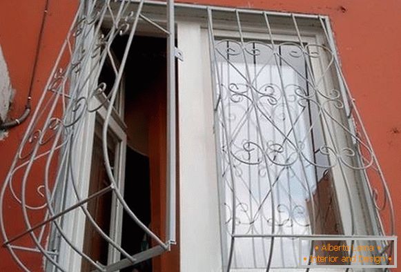 Balayer de beaux treillis sur les fenêtres - photo de la maison à l'extérieur