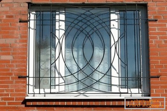 Grilles de fenêtres modernes - photo au premier étage