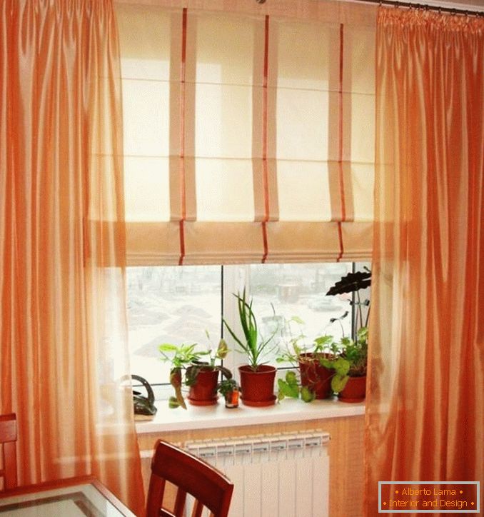 Photo de rideaux romains pour fenêtres en plastique dans la cuisine