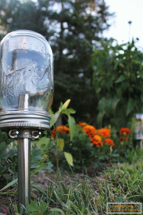 lampe de jardin sur une pile solaire avec vos mains, photo 23