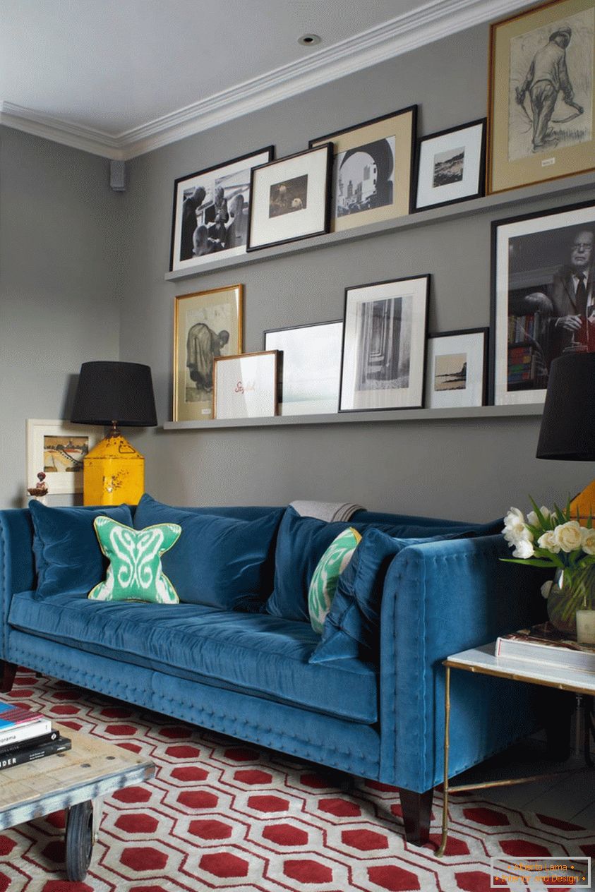 Hall gris foncé avec un canapé bleu vif