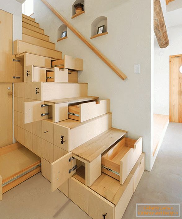 Escaliers avec étagères et tiroirs