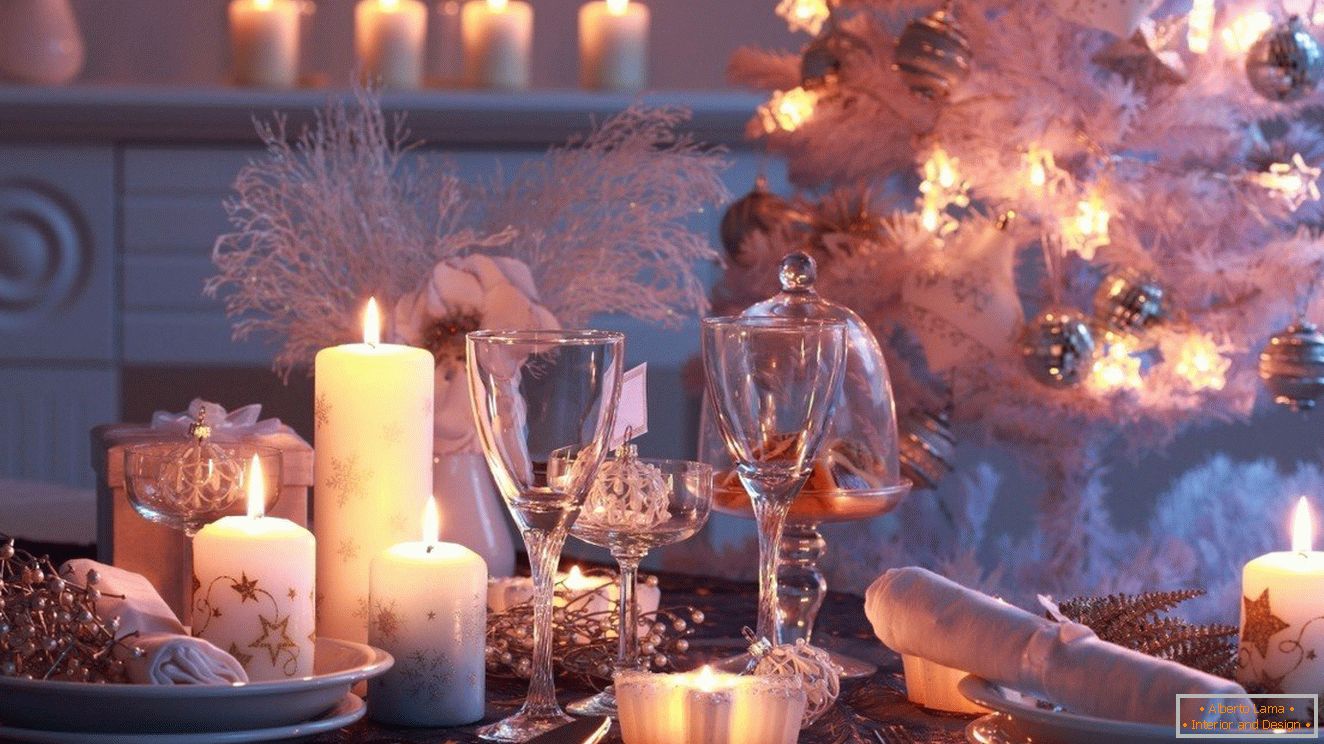 L'utilisation de bougies de tailles différentes dans le décor de la table du Nouvel An