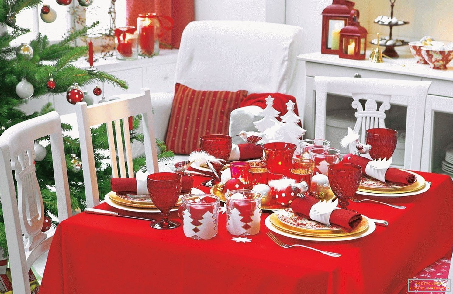Décoration d'une table de Nouvel An en rouge