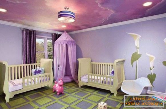 Couleur violette à l'intérieur de la chambre de l'enfant
