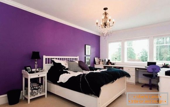 Murs violets lumineux dans la chambre derrière la tête de lit
