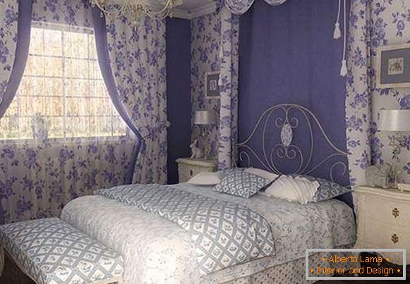 La combinaison du blanc et du violet à l'intérieur de la chambre