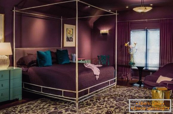 Conception de chambre à coucher dans les tons violets - photo avec un décor lumineux