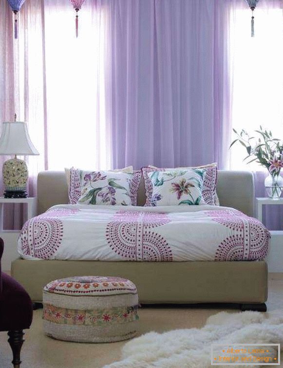 Rideaux violets transparents dans la chambre - photo à l'intérieur