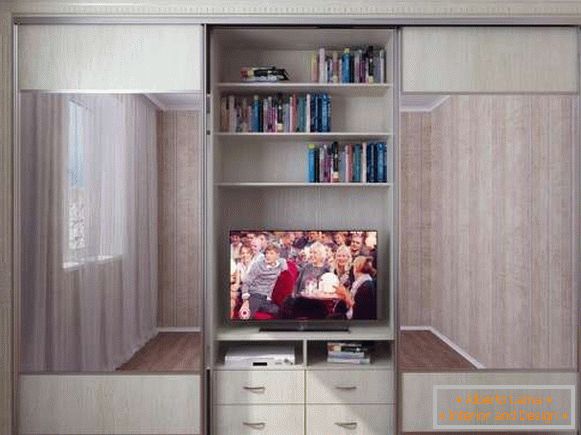Placard d'un compartiment avec une bordure sous la télévision dans une chambre - une photo d'échantillons