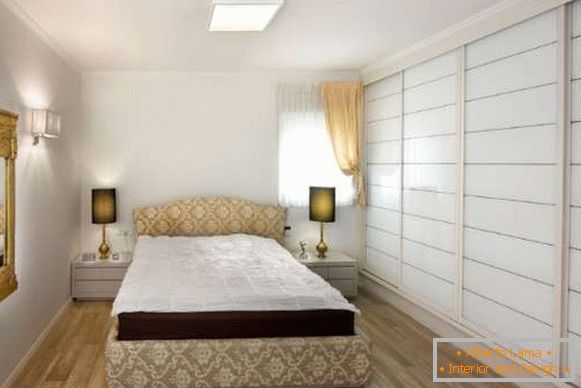 Armoire blanche dans la chambre à coucher - idées de design photo du classique