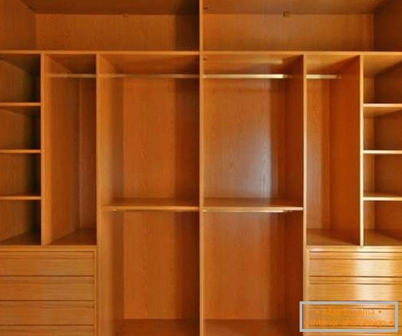 Armoire en bois pour la chambre - photo de design d'intérieur