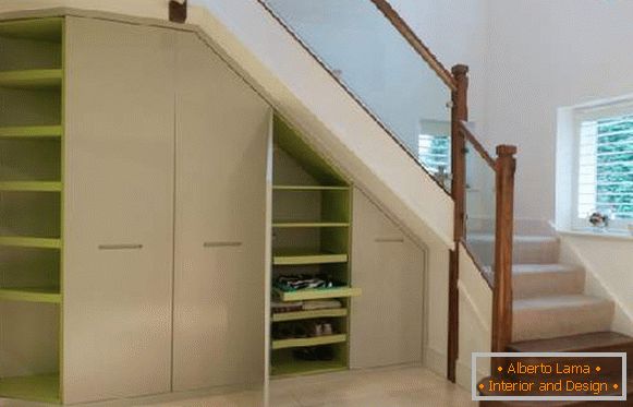 armoire sous les escaliers dans une maison privée photo, photo 8