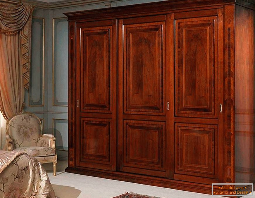 Intérieur de la chambre avec armoire à portes coulissantes en bois naturel