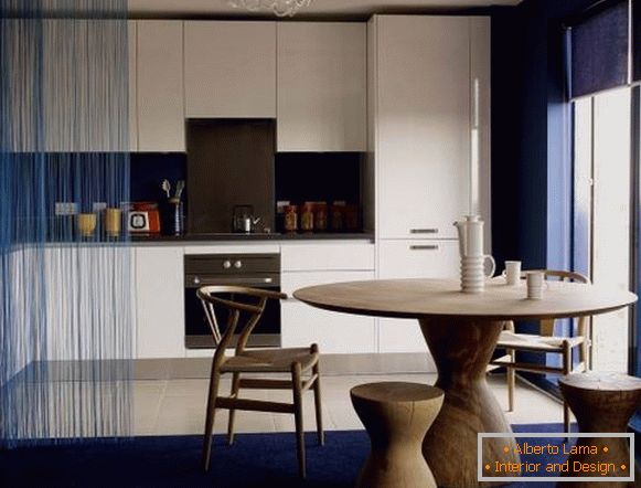 Un rideau bleu de mousseline à l'intérieur de la cuisine