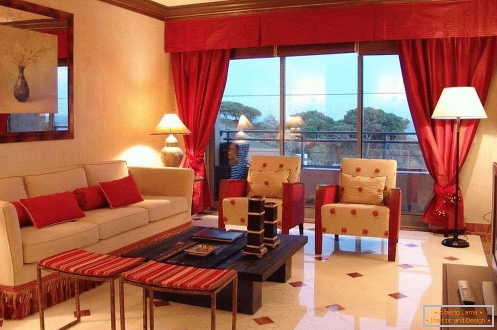 Chambre beige avec des rideaux rouges
