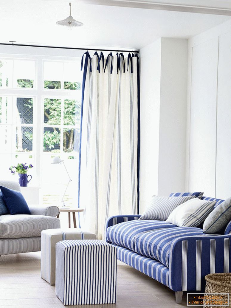 3-ian-mankin-bleu-salon-canapé-dans-oxford-rayure-marine-fauteuil-dans-le-coutil-marine-rideaux-dans-grain-rayure-indigo-lifestyle-portrait