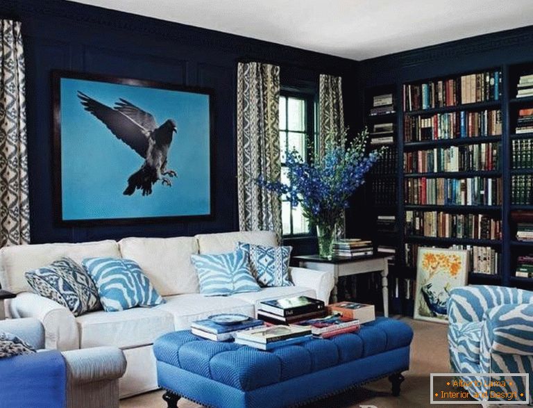 La combinaison de murs bleu foncé et d'éléments de décoration légers