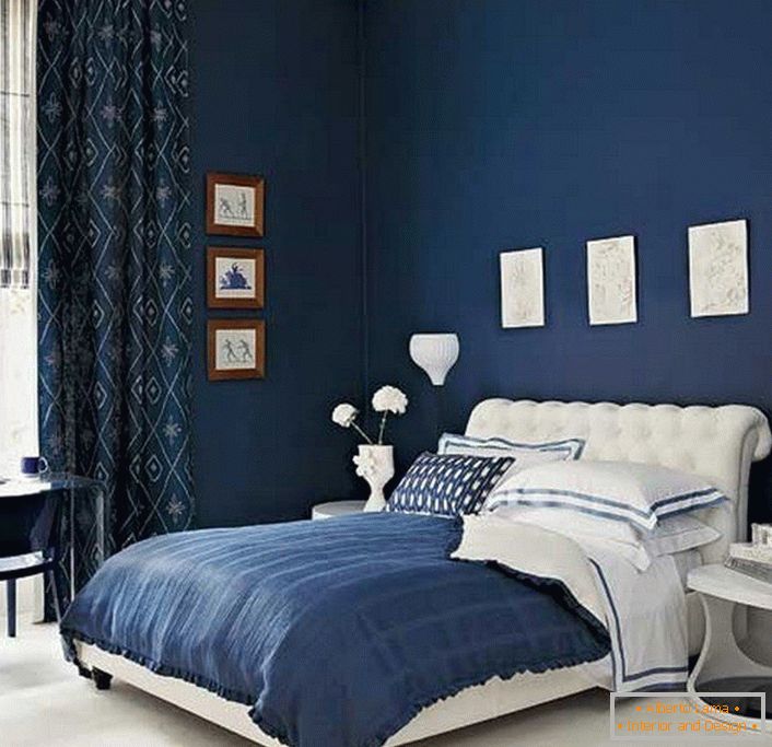Murs bleus et rideaux dans la chambre