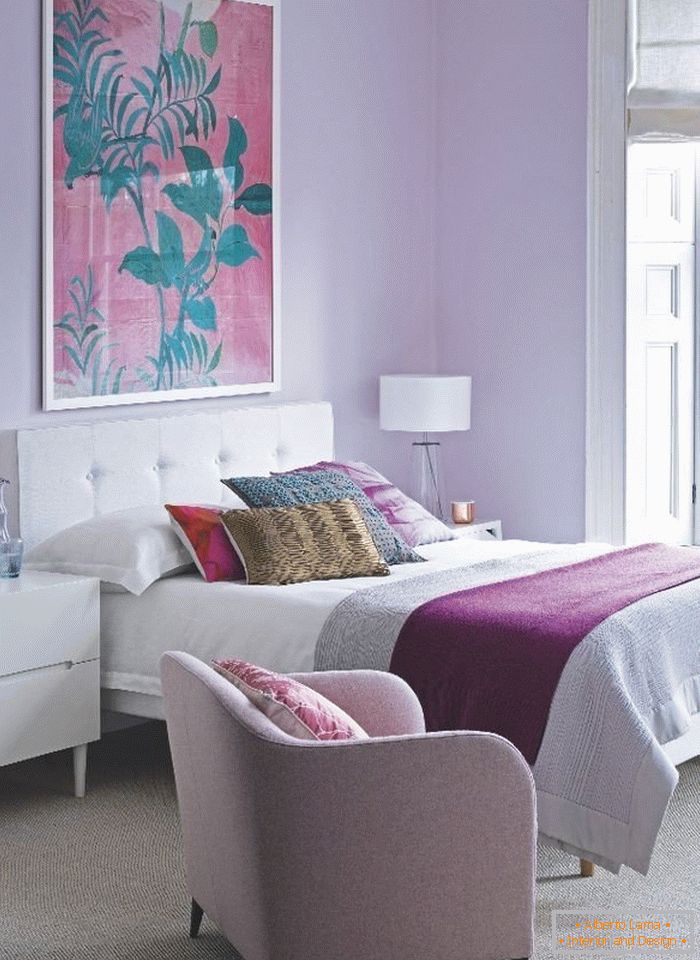 Chambre confortable de couleur lilas