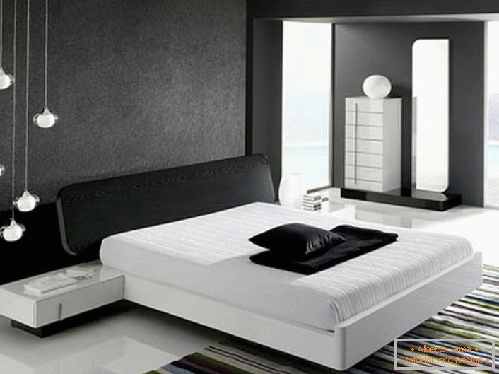 Le mur à la tête du lit, orné d'un insert mat gris, conforme au style de la haute technologie, est en harmonie avec le sol blanc brillant.