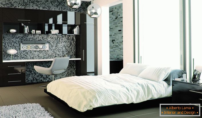 Dans la conception de la chambre à coucher, les meubles avec une surface brillante sont combinés avec succès avec des murs givrés.