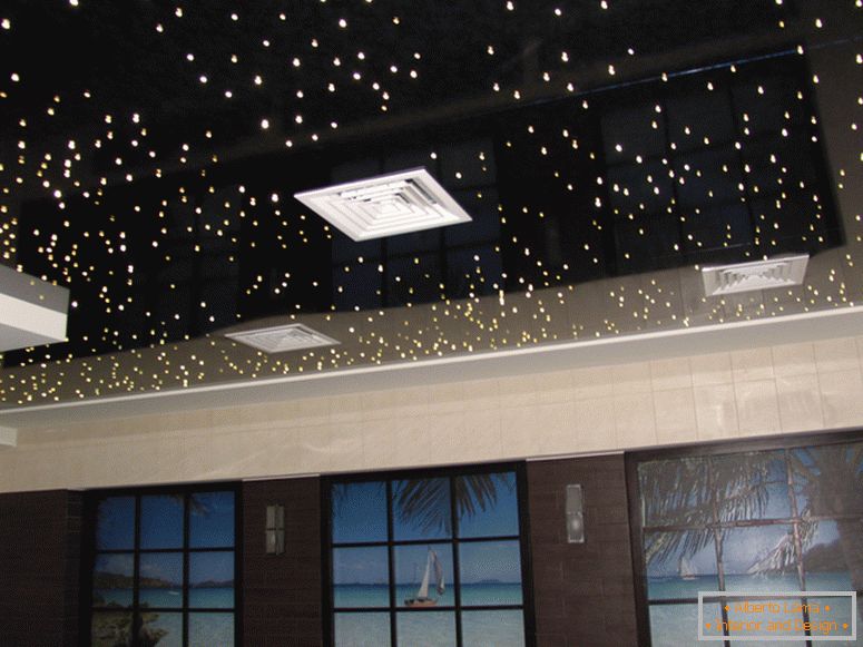 Le plafond tendu de PVC brillant imite le ciel nocturne, le ciel étoilé. Excellente idée pour une chambre ou une chambre d'enfants.