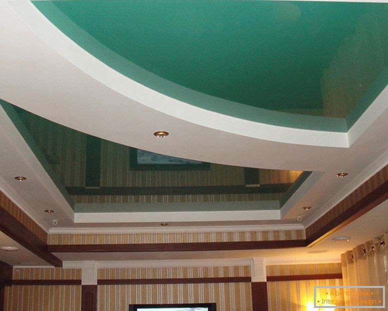 La construction à plusieurs niveaux de plafonds extensibles en PVC le long du niveau gypse-carton est équipée de lampes à LED intégrées.
