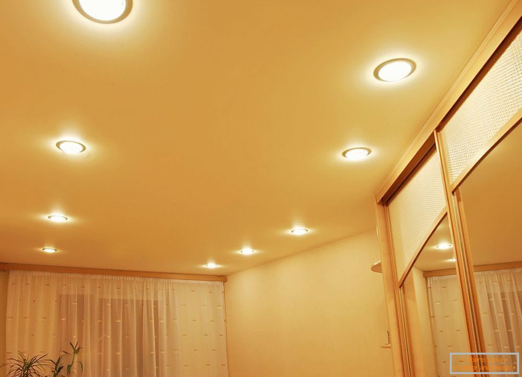 L'éclairage ponctuel est toujours avantageusement combiné avec des plafonds tendus en PVC.