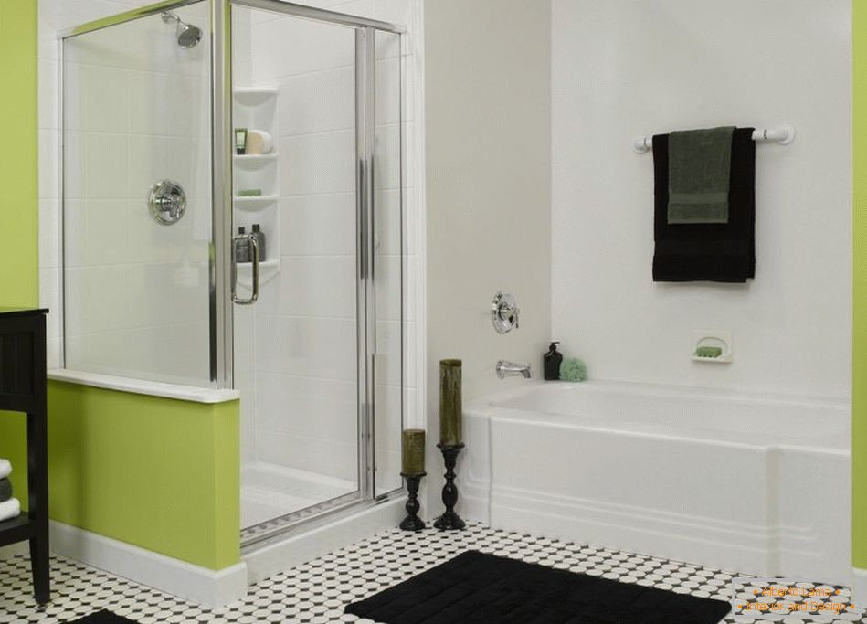 Salle de bain noire et blanche avec du vert