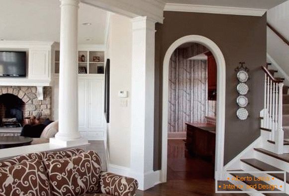Intérieur de la maison en combinaison de couleurs blanches et marron