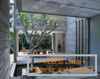 Architecture moderne: Une maison dans le jardin ou un jardin dans la maison de WOW Architects