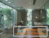 Architecture moderne: Une maison dans le jardin ou un jardin dans la maison de WOW Architects