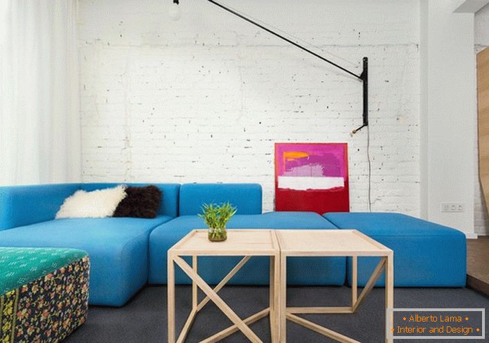Une solution inhabituelle pour le style scandinave est un meuble souple de couleur bleu riche