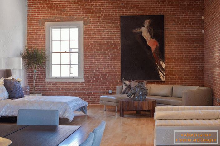 Les murs sont en briques, les lignes géométriques strictes des meubles, l’échelle de couleur calme indiquent la présence du style loft. 
