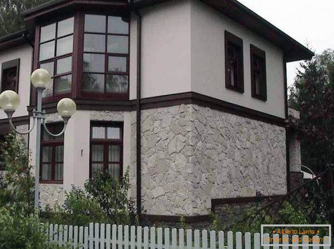 Décoration des façades de maisons en pierre et en plâtre