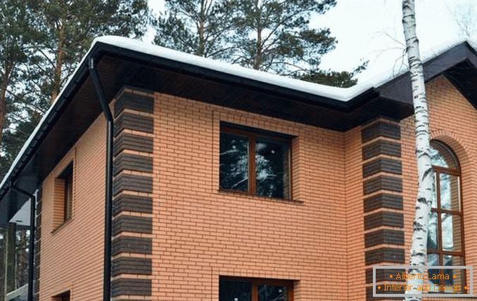 Finition de la façade d'une maison privée - photo de tuiles de clinker sur les murs