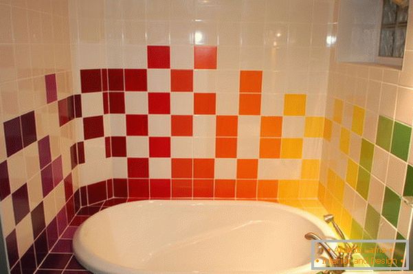 Tuiles colorées dans la salle de bain