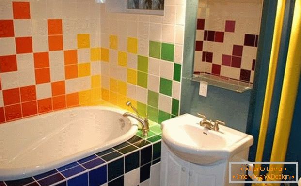 Tuiles colorées dans la salle de bain